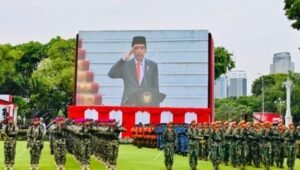 Presiden Jokowi Pimpin Upacara Peringatan ke-77 Hari TNI