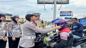 Operasi Zebra Musi, Satlantas Polres Ogan Ilir Bagikan Helm SNI