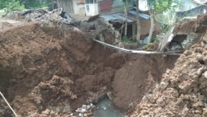 Jalan Utama Menuju IGD RSUD Hanafiah Belum Juga Diperbaiki