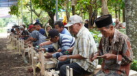 Rekor! PTBA dan Paguyuban Krajan Berdayakan 1.127 Lansia Produksi Tusuk Sate