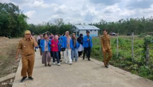 Camat Jhoni Panhar Ajak Mahsiswa KKN PGRI Bertandang ke Agro Wisata Nanas Karang Jaya
