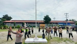 Jaga Kebugaran, Kapolsek Tuntungan Ajak Anggota Senam Gemu Famire