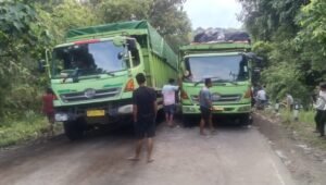 2 Truk Alami Kerusakan, Jalan Desa Gunung Kuripan Macet Panjang