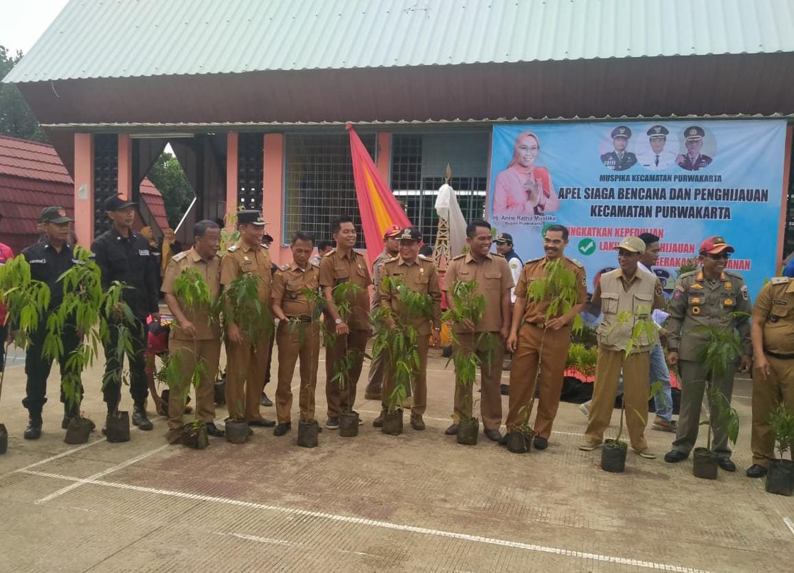 Camat H Aan (tengah) bersama para Lurah di Kecamatan Purwakarta.