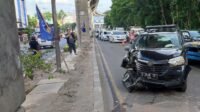 Xenia Hitam Hantam Tiang LRT Sebabkan Kemacetan Panjang