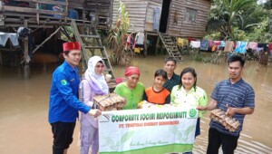Warga Terdampak Banjir Tungkal Jaya Dapat Bantuan Pemkab Muba dan Perusahaan