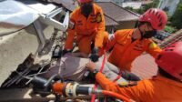 Naas! Dua Pekerja Atap Baja di Palembang Tertimpa Runtuhan Rumah