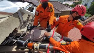 Naas! Dua Pekerja Atap Baja di Palembang Tertimpa Runtuhan Rumah