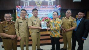 Terima Sertifikat Peserta UKBI Terbanyak dan Launching Kamus Bahasa Komering, Bupati Enos: Kita Harus Bangga dengan Bahasa Indonesia dan Bahasa Daerah