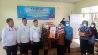 Hj Rahayu Ngesti Ridho Bagikan Buku Bantuan Dirjen Pendidikan RI ke Paud Prabumulih