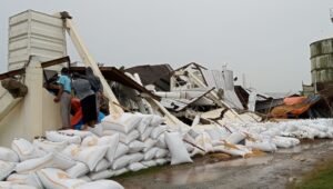 Disapu Angin Puting Beliung, Pabrik Penggilingan Padi di Karawang Roboh