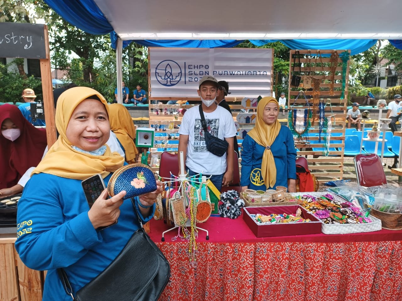 Heni Handayani saat memperlihatkan pameran hasil karya siswa SLB Negeri Purwakarta. (Mattanews.co/Agus)