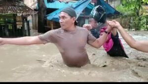 Kapolsek Tinambung Turun Langsung Selamatkan Korban Banjir 