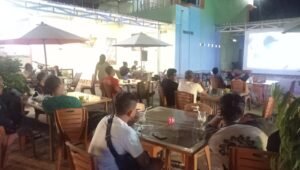 Hilangkan Penat Usai Liputan, Wartawan Prabumulih Nobar Word Cup di Pujasera
