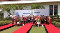 Iriana Jokowi Saksikan Proses Pembuatan Tenun Songket dan Tanam Pohon Manggis