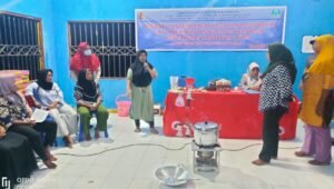 DP3AP2KB Fakfak Latih Masyarakat Kampung Mas dan Malakuli Bikin Kerupuk