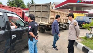 Personil Gabungan Polres OKU Imbau Pembeli BBM Tak Gunakan Jerigen dan Tangki Modifikasi