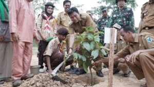 Selain Menjadi Inspektur Upacara TMMD, MFA Tanam Bibit Pohon