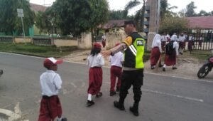 Siswa Aman Wali Murid Senang, Polsek Cambai Jaga Lalin Depan SD