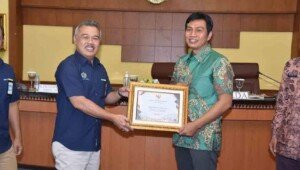 Serah Terima Plakat Opini WTP Kepada Bupati MFA oleh Kepala Kanwil DPJB