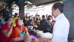 Presiden Jokowi Kunjungi Pasar Malang Jiwan Colomadu, Bagikan BLT dan Cek Harga Komoditas
