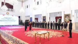 Presiden Jokowi Saksikan Pengucapan Sumpah Guntur Hamzah Sebagai Hakim Konstitusi