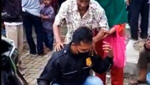 Refleks, Anggota Polsek Sukarami ‘Bopong’ Kakek-Kakek Saat Pencairan Uang BLT