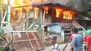 Konsleting Listrik, Api Bakar Rumah Panggung Berlantai Dua