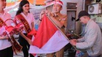 Warga Siapkan Bambu, Ratu Dewa Ikatkan Bendera Merah Putih