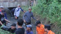 Harnojoyo dan Jajaran Terjun Langsung Bersihkan Anak Sungai Jawi Kalidoni