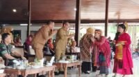 Kenakan Baju Adat Suku Batak, Owner LPK-BLK LN Tri Gosiva Sukses Tulungagung Sebut Bhinneka Tunggal Ika