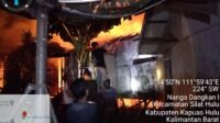 Diduga Karena Lilin Menyala Saat Listrik Padam, Rumah Seorang Warga Dangkan Kota Kapuas Hulu Tebakar