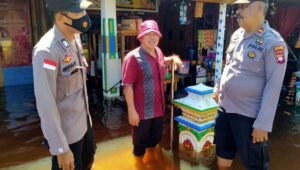 Patroli Sejumlah Titik Banjir di Kecamatan Suhaid Kapuas Hulu, Polisi : Beberapa Rumah Warga Sudah Terendam Banjir