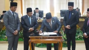 Ketok Palu, DPRD OKU Timur Setujui Raperda APBD OKU Timur TA 2023 Menjadi Perda