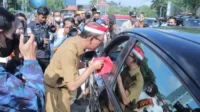 Ketuk Kaca Mobil, Harnojoyo Bagikan Bendera Merah Putih