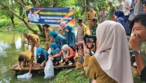 Pemkot Prabumulih Tebar Ribuan Benih Ikan di Kolam Retensi Karang Raja