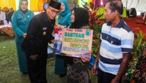 Tandang ke Plakat Tinggi, Pj Bupati Apriyadi Borong Jualan Emak-emak TP PKK