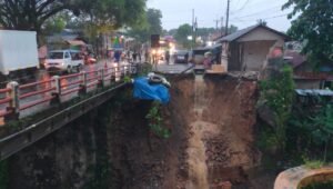 Bruk! Warung Warga Cianting Purwakarta Masuk ke Sungai