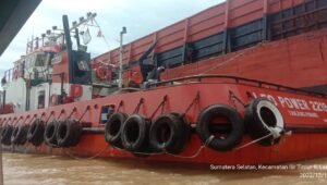Tongkang Leo Marien 3019 Senggol Rumah Warga Pinggiran Sungai Musi