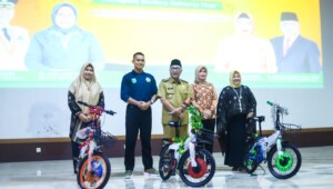 Meriahkan Hari Ibu ke-94, Pj Bupati Bagi-bagi Doorprize Sepeda