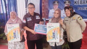 Pemprov Sumsel Berikan Bantuan Dana Kepada Korban Kebakaran Pasar Cinde