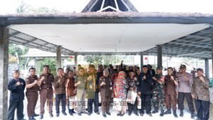 Kejari Purwakarta Berikan Penyuluhan Hukum di Desa Kiarapedes