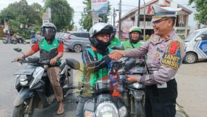 Operasi Lilin Lodaya, Polres Purwakarta Bagikan Helm dan Jas Hujan Gratis