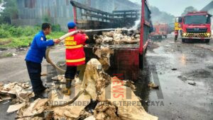 Truk Muatan Kertas di Tulungagung Ludes Terbakar