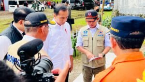 Presiden Jokowi Kerahkan TNI-Polri Bantu Bersihkan Puing Akibat Gempa Cianjur