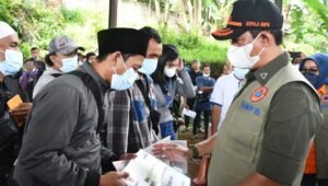 Kepala BNPB Serahkan Dana Stimulan Kepada 647 Warga Nagrak Terdampak Gempa Cianjur