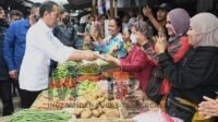 Kunker ke Jabar, Presiden Jokowi Berikan Bansos kepada Para Pedagang di Pasar Baru