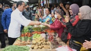 Kunker ke Jabar, Presiden Jokowi Berikan Bansos kepada Para Pedagang di Pasar Baru