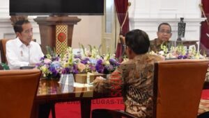 Presiden Jokowi Rapat Dengan Jajarannya, Bahas Slot Penerbangan secara Hati-Hati
