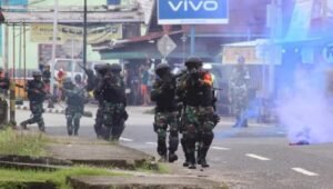 Yonif RK 644/Wls dan Polres Kapuas Hulu Baku Tembak di Tengah Kota